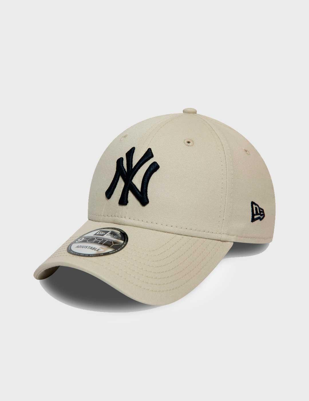 Gorra New Era League Essential 940 beige para hombre