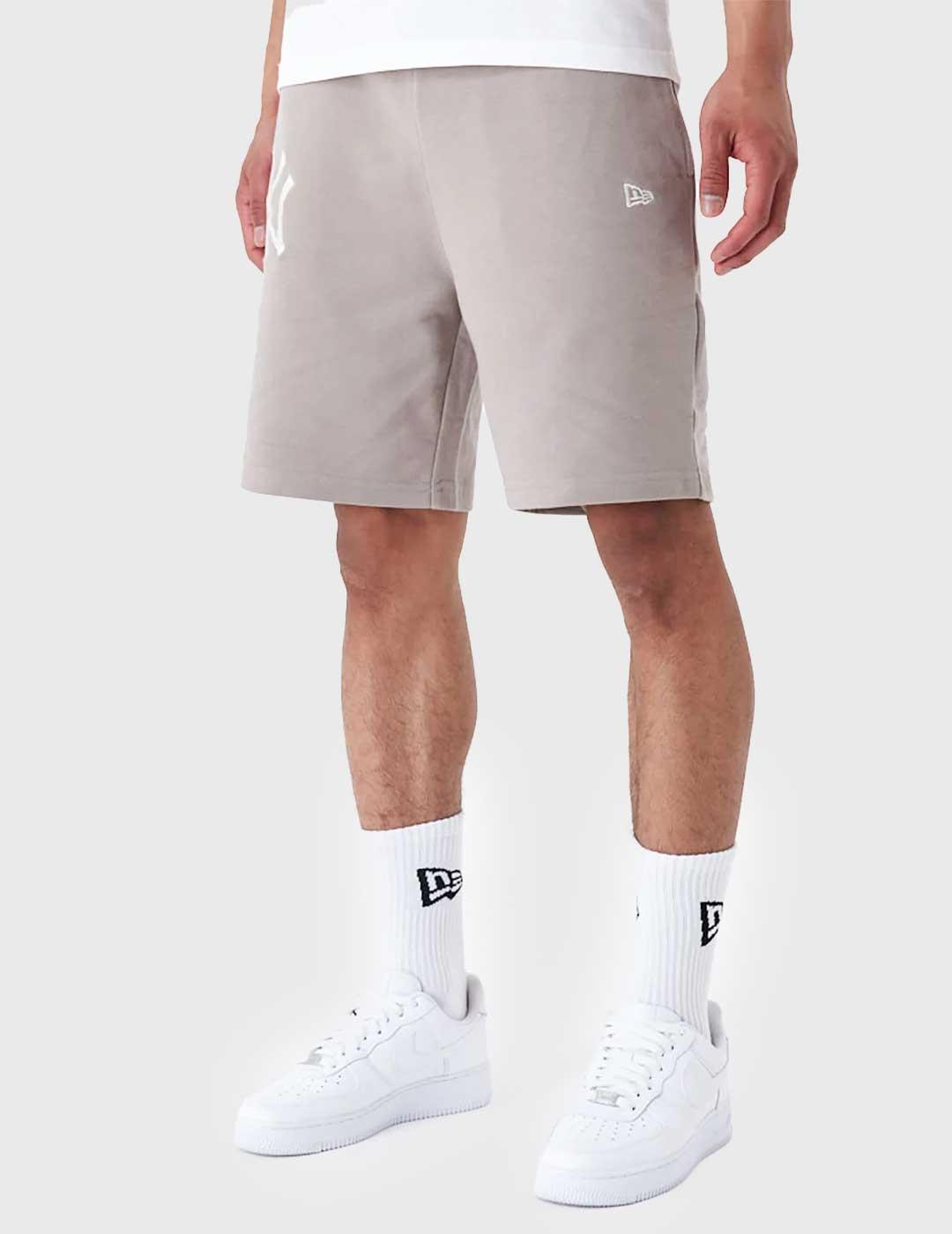New Era League Essentials Shorts Pantalón Corto marrón