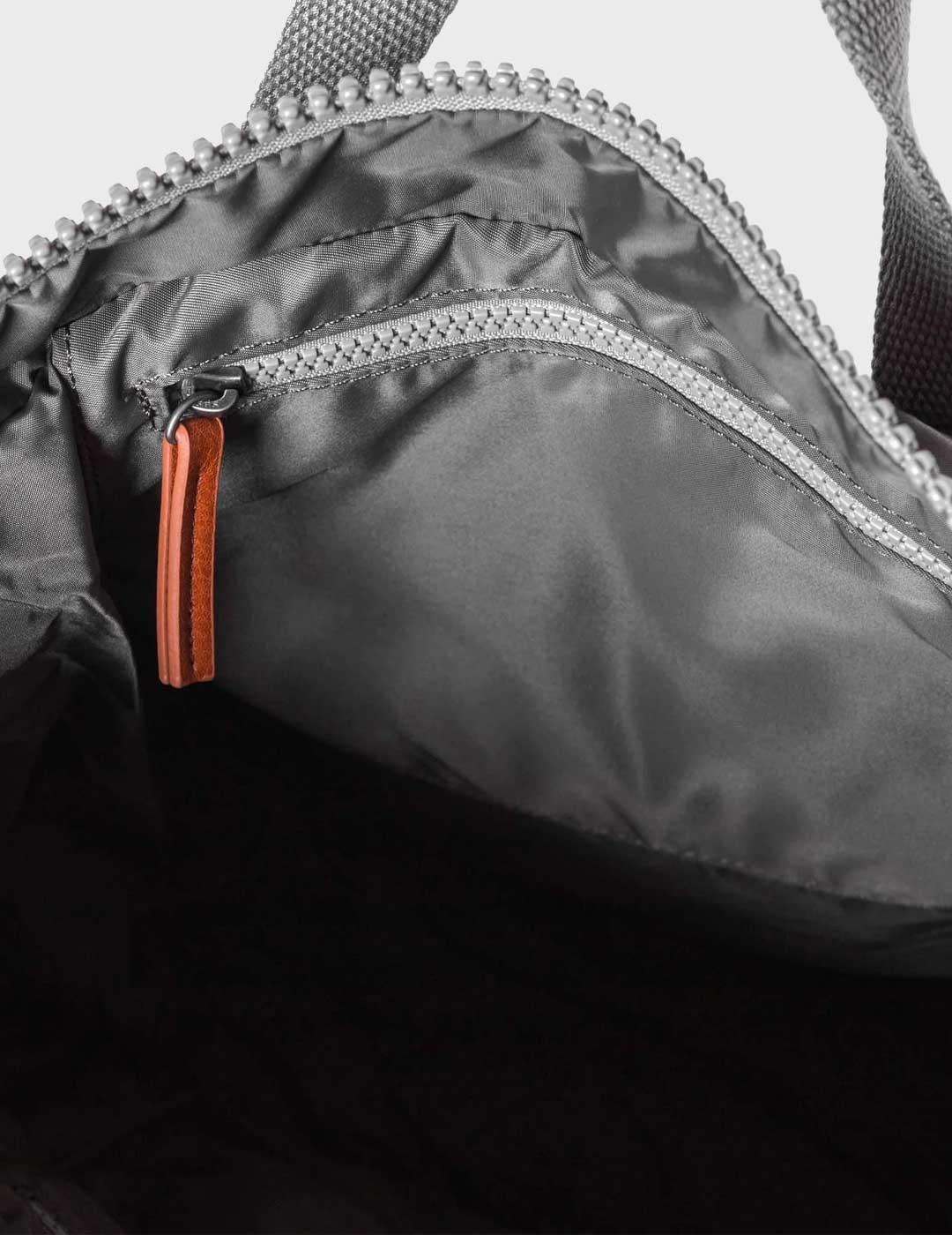 Roka London Graphite mochila mediana gris para mujer