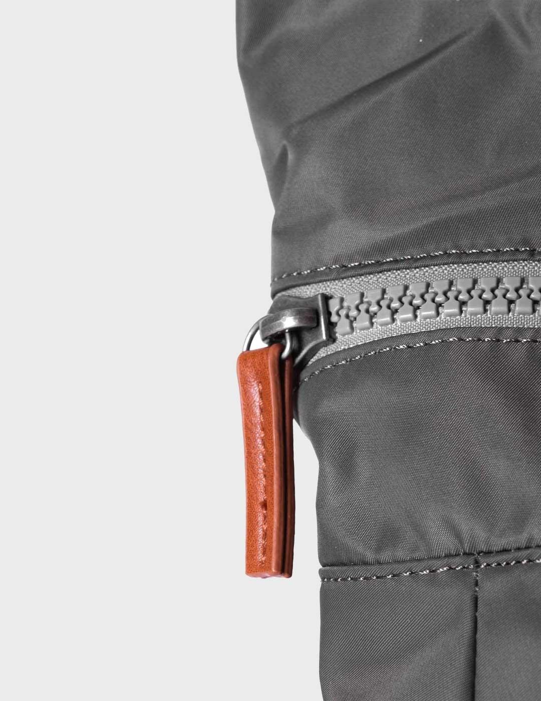 Roka London Graphite mochila mediana gris para mujer