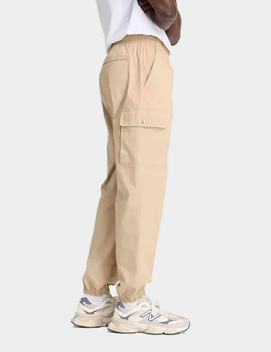 Pantalones New Balance Twill Cargo Jogger beige para hombre