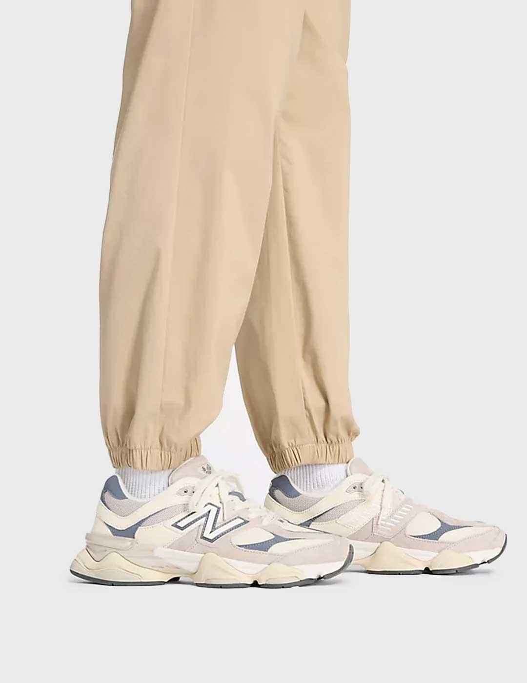 Pantalones New Balance Twill Cargo Jogger beige para hombre
