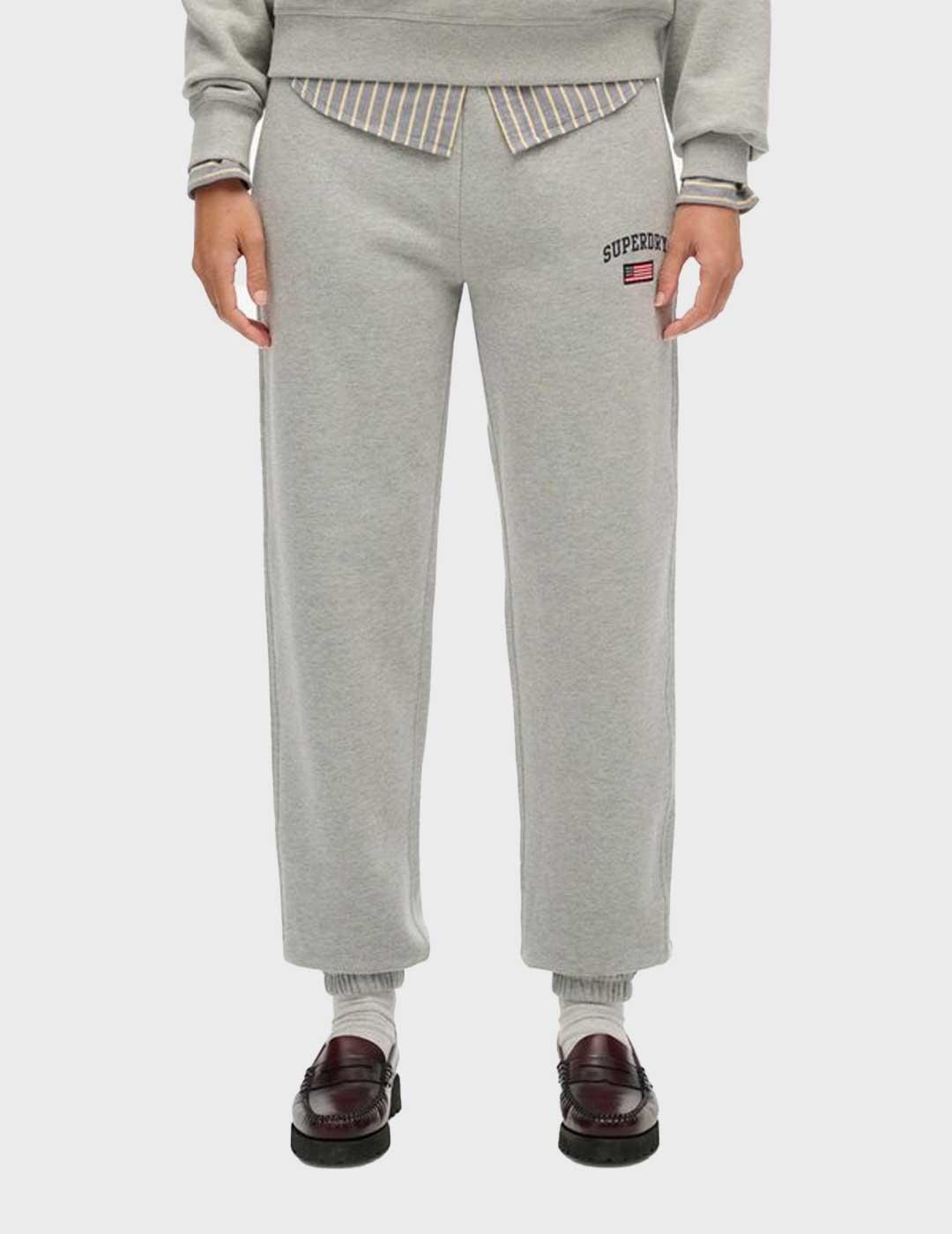 Superdry Ath Ess Boyfriend pantalón gris para mujer